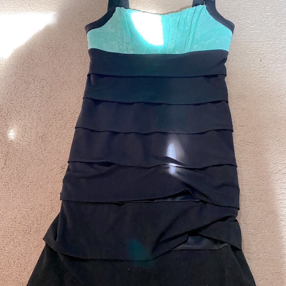 Great dress ! Body con style. Thick strapped so you can’t see any of a bra under